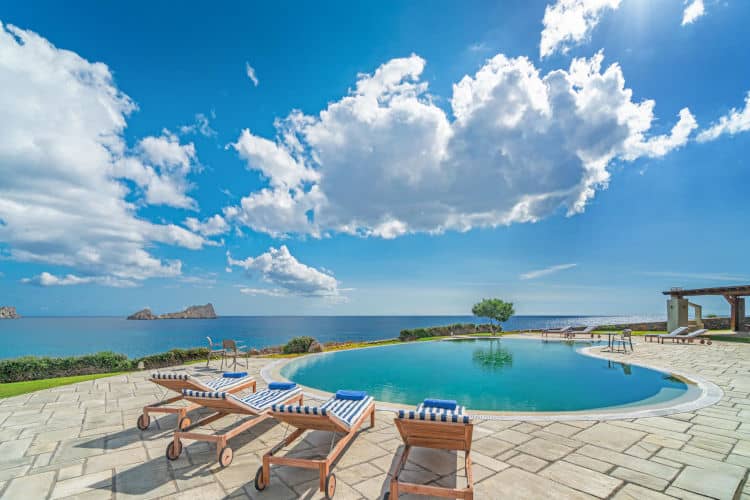 small-Villa-Hesperis-Crete-by-Olive-Villa-Rentals-sunbeds