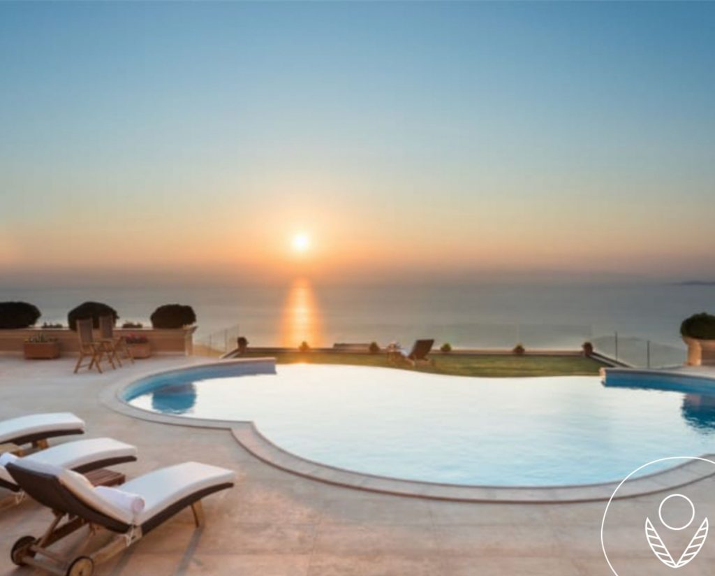 vila with infinity pool overlooking the sea