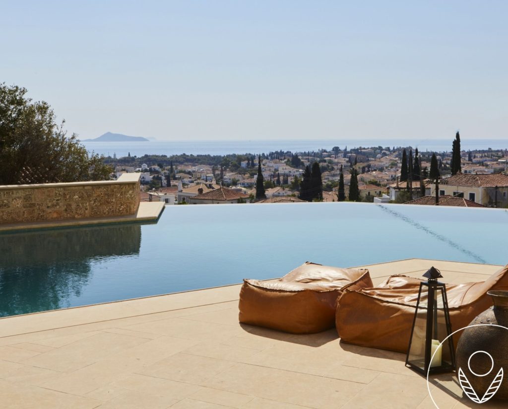 vila with infinity pool overlooking the sea