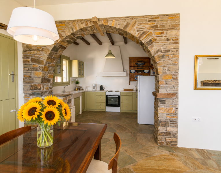 Kitchen and dining table G1
