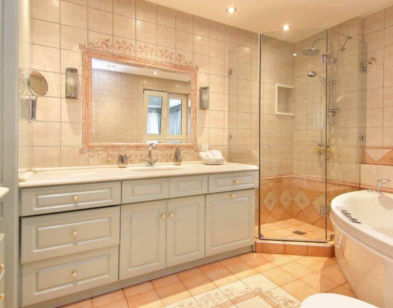 Villa Aristi in Athens, bathroom, by Olive Villa Rentals