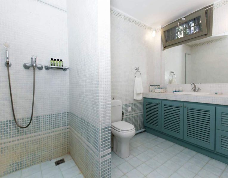 Villa Aureli in Porto Heli, bathroom, by Olive Villa Rentals