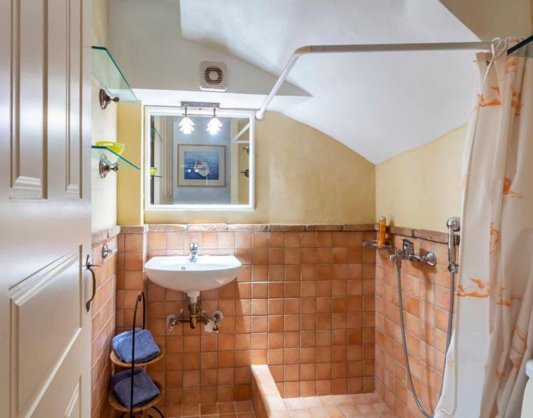 Villa-Mare Vista-Spetses-by-Olive-Villa-Rentals-bathroom