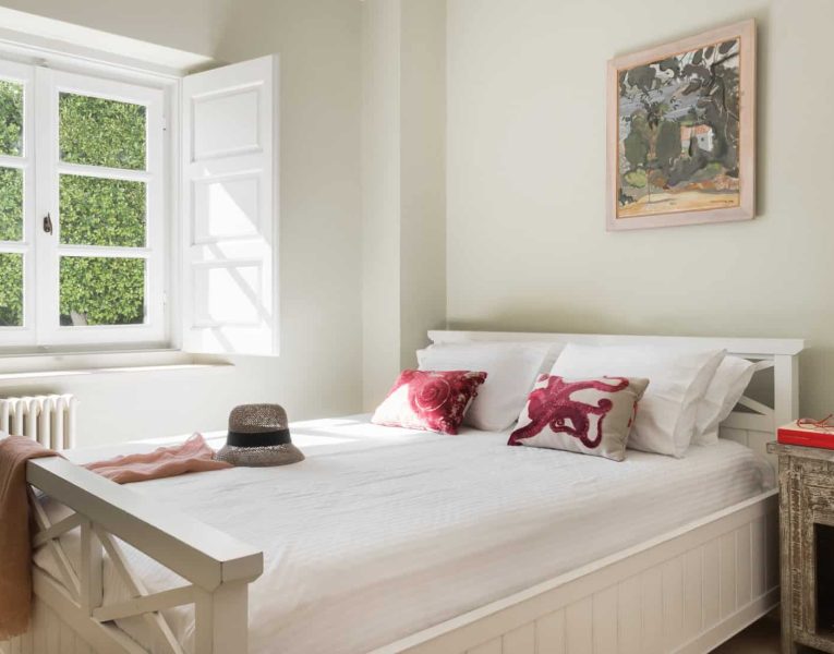 Villa- Arte-Spetses-by-Olive-Villa-Rentals-ground-level-bedroom