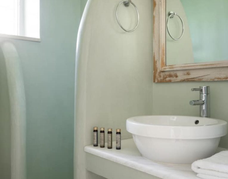 Villa- Arte-Spetses-by-Olive-Villa-Rentals-upper-level-bathroom