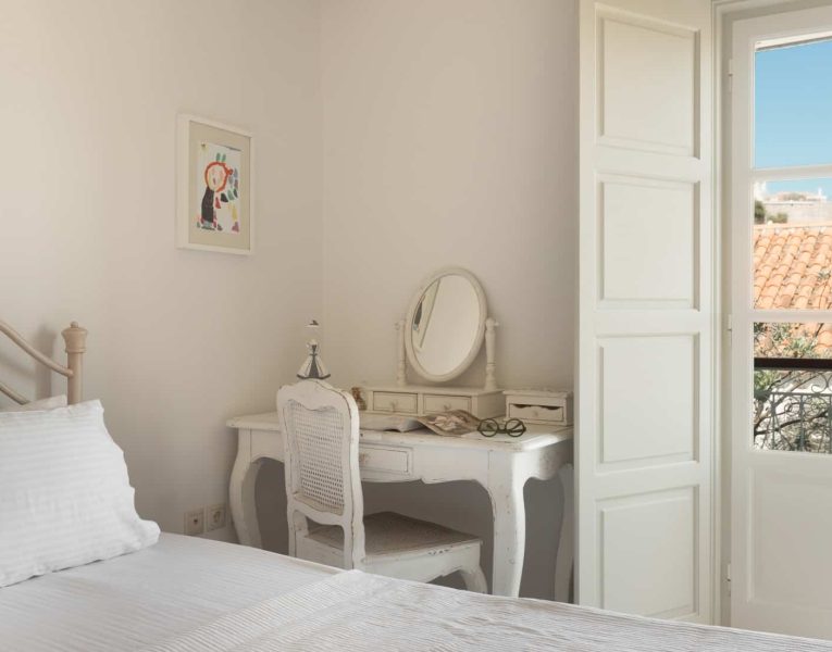 Villa- Arte-Spetses-by-Olive-Villa-Rentals-upper-level-bedroom