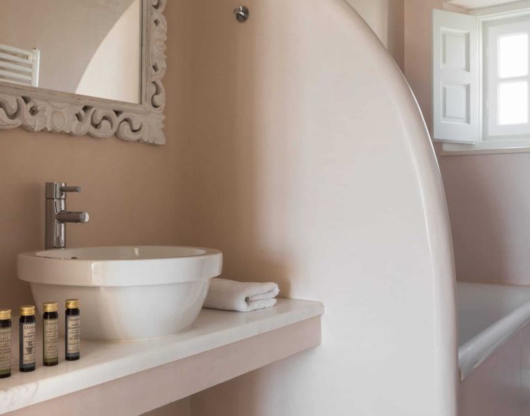 Villa- Arte-Spetses-by-Olive-Villa-Rentals-upper-level-bathroom