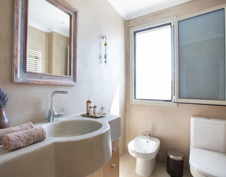 Villa-Celeste-Athens-by-Olive-Villa-Rentals-bathroom-upper-floor
