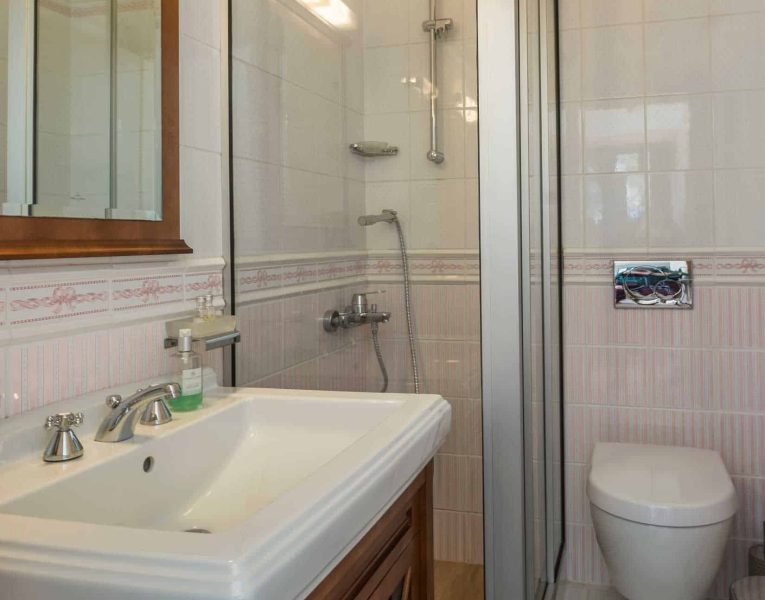 Villa-Amaya-Corfu-by-Olive-Villa-Rentals-master-bathroom-lower-floor