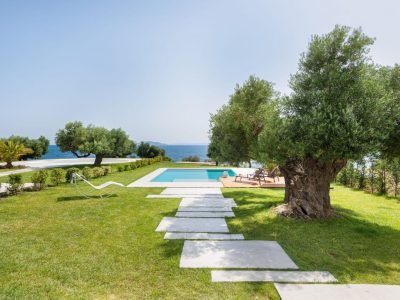 Villa-Sealavie-Halkidiki-by-Olive-Villa-Rentals-pool
