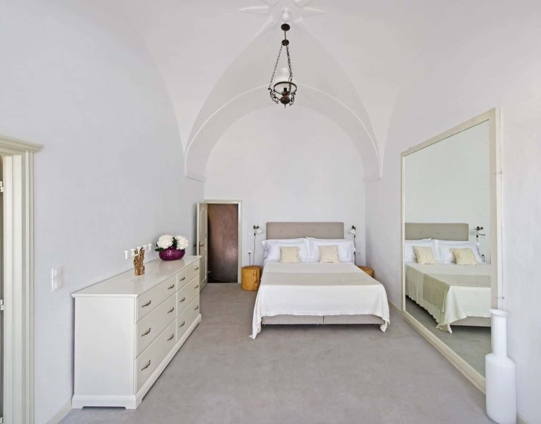 Villa-Cylia-Santorini-by-Olive-Villa-Rentals-bedroom