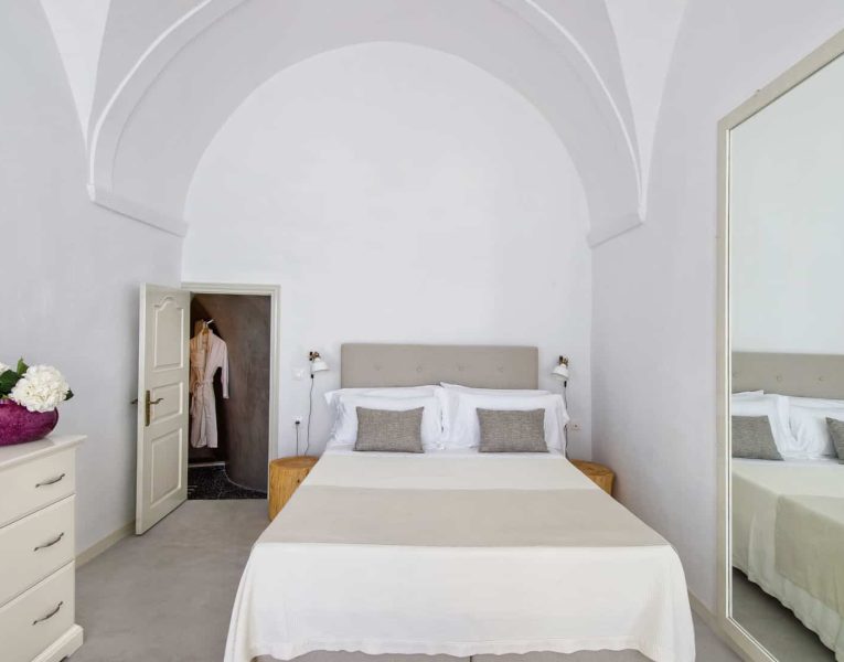 Villa-Cylia-Santorini-by-Olive-Villa-Rentals-bedroom