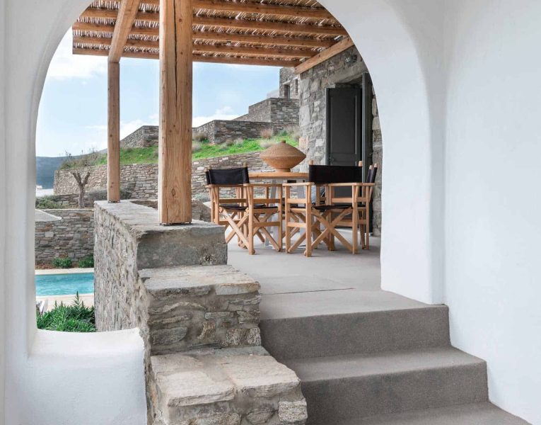 Villa- Cinqo-Paros-by-Olive-Villa-Rentals-balcony