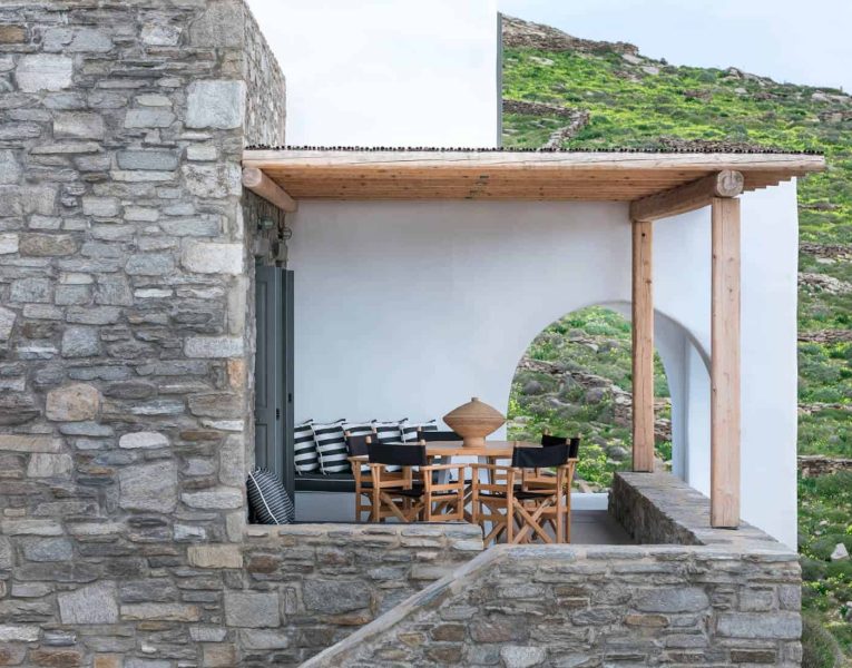 Villa- Cinqo-Paros-by-Olive-Villa-Rentals-balcony