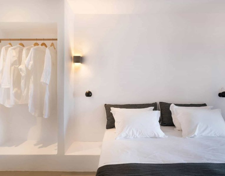 Villa- Cinqo-Paros-by-Olive-Villa-Rentals-bedroom