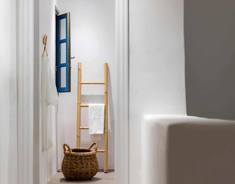 Villa- Cinqo-Paros-by-Olive-Villa-Rentals-bathroom