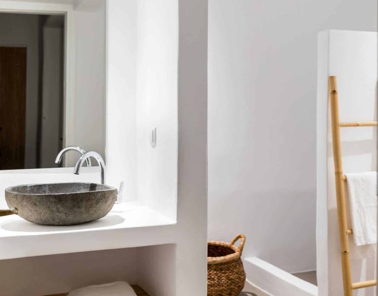 Villa- Cinqo-Paros-by-Olive-Villa-Rentals-bathrroom