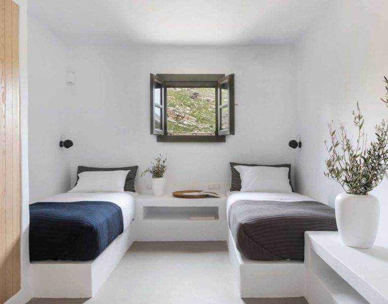 Villa- Cinqo-Paros-by-Olive-Villa-Rentals-bedroom