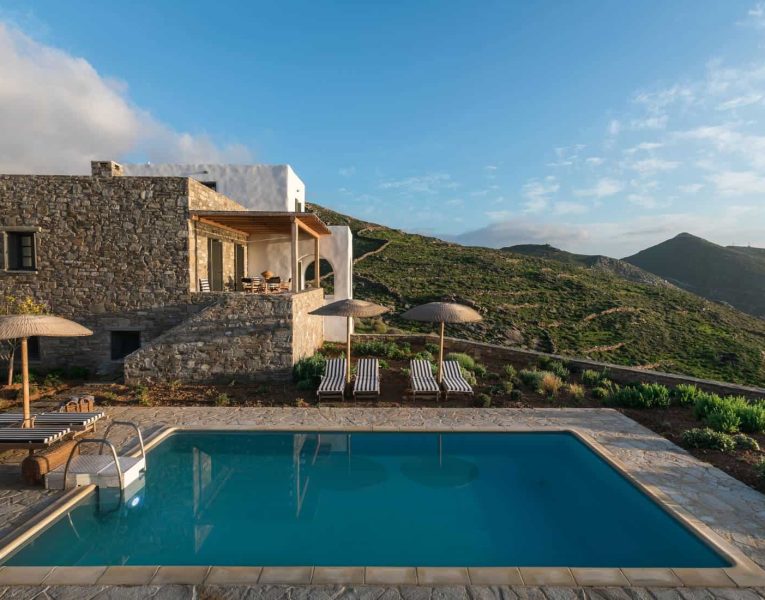 Villa- Cinqo-Paros-by-Olive-Villa-Rentals-pool-area