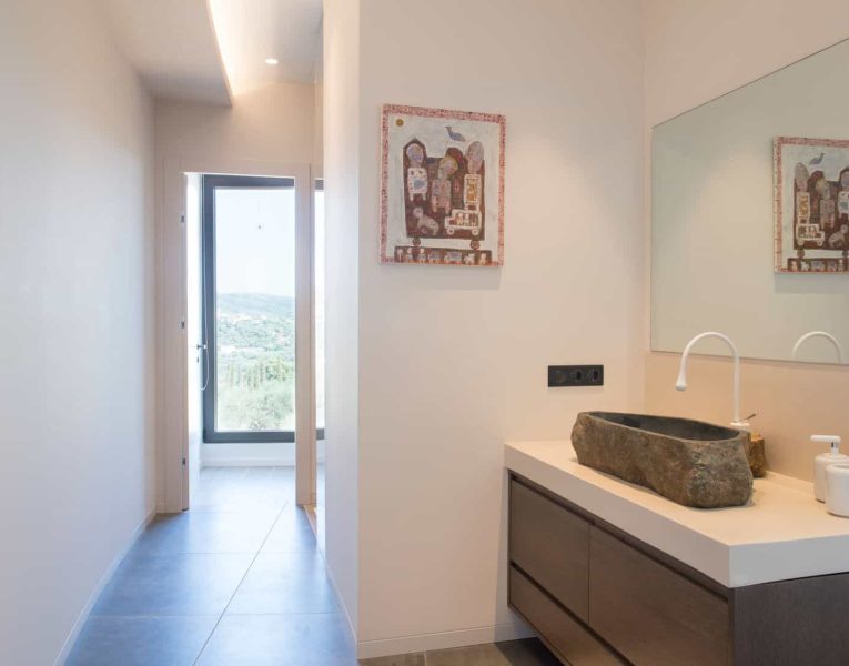 Villa-Rosemary-Pylos-by-Olive-Villa-Rentals-ground-floor-bathroom