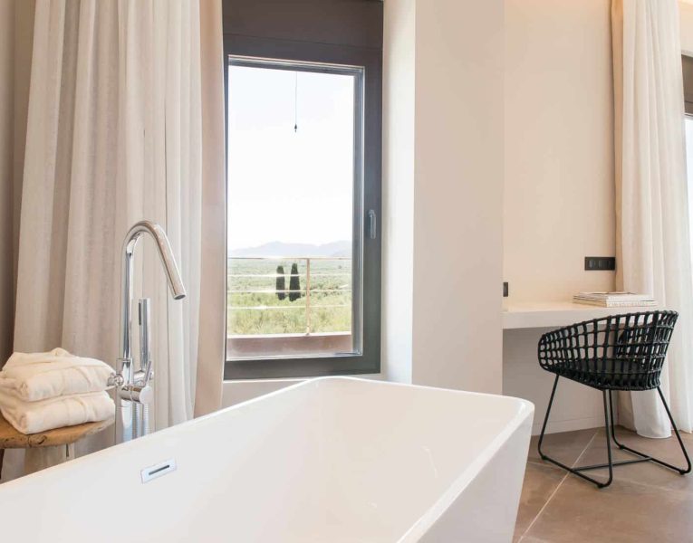 Villa-Rosemary-Pylos-by-Olive-Villa-Rentals-upper-floor-ensuite-bathtub