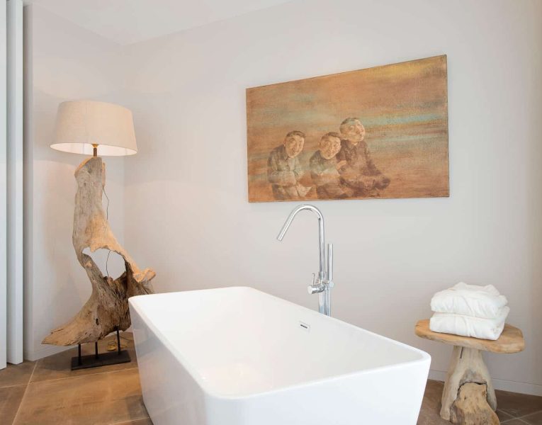 Villa-Rosemary-Pylos-by-Olive-Villa-Rentals-upper-floor-ensuite-bathtub