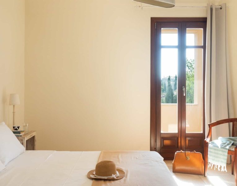 Villa- Blossom-Spetses-by-Olive-Villa-Rentals-bedroom