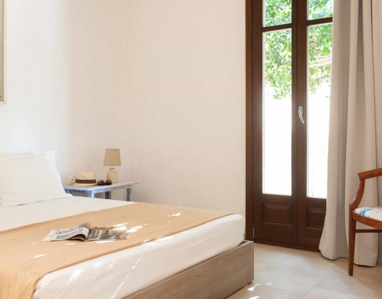 Villa- Blossom-Spetses-by-Olive-Villa-Rentals-bedroom