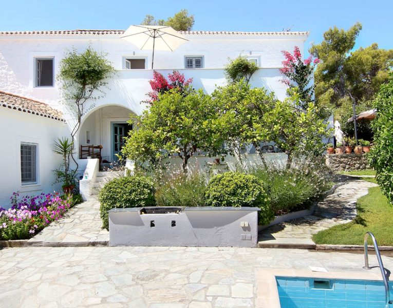 Villa-Sparkle-Spetses-by-Olive-Villa-Rentals-pool-area