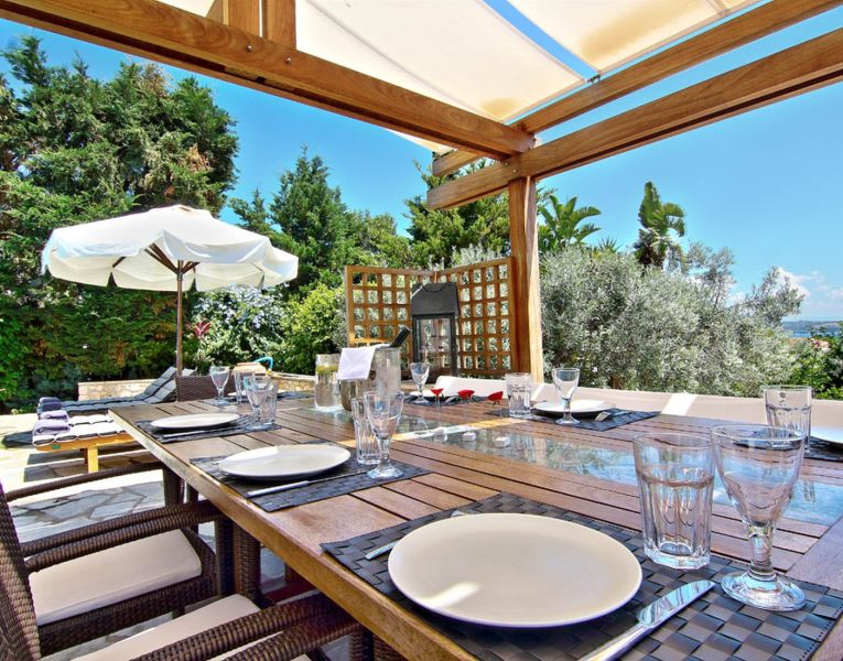 Villa-Sparkle-Spetses-by-Olive-Villa-Rentals-exterior-dining