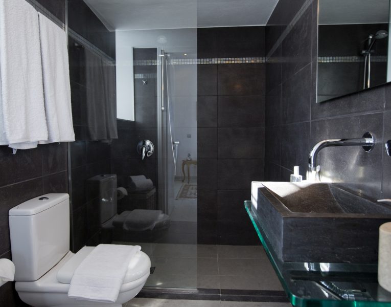 Villa-Sparkle-Spetses-by-Olive-Villa-Rentals-bathroom