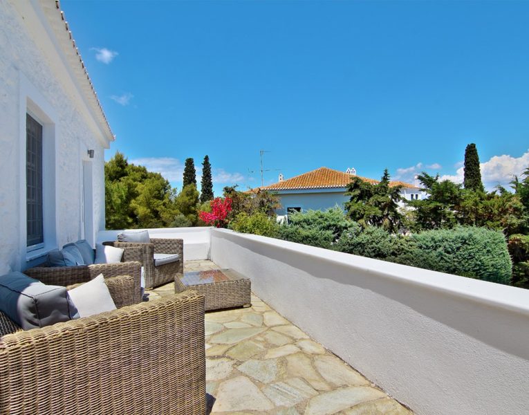 Villa-Sparkle-Spetses-by-Olive-Villa-Rentals-balcony