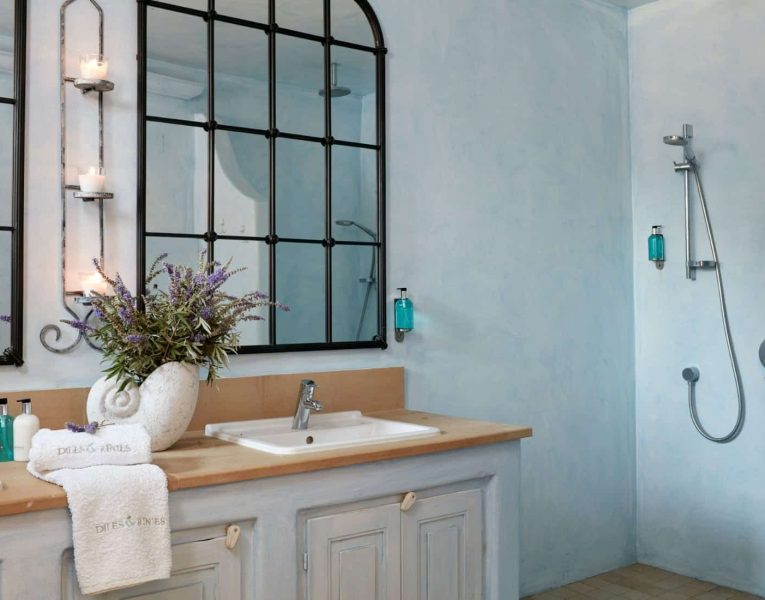 Villa-Libeccio-Tinos-by-Olive-Villa-Rentals-master-bathroom