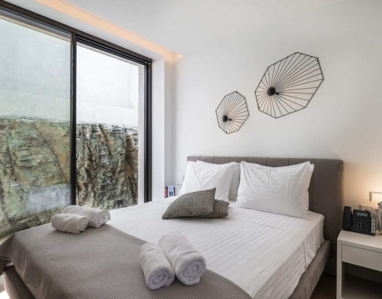 Villa- Isolde-Kea-by-Olive-Villa-Rentals-main-level-bedroom