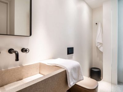 Villa- Isolde-Kea-by-Olive-Villa-Rentals-main-level-bathroom