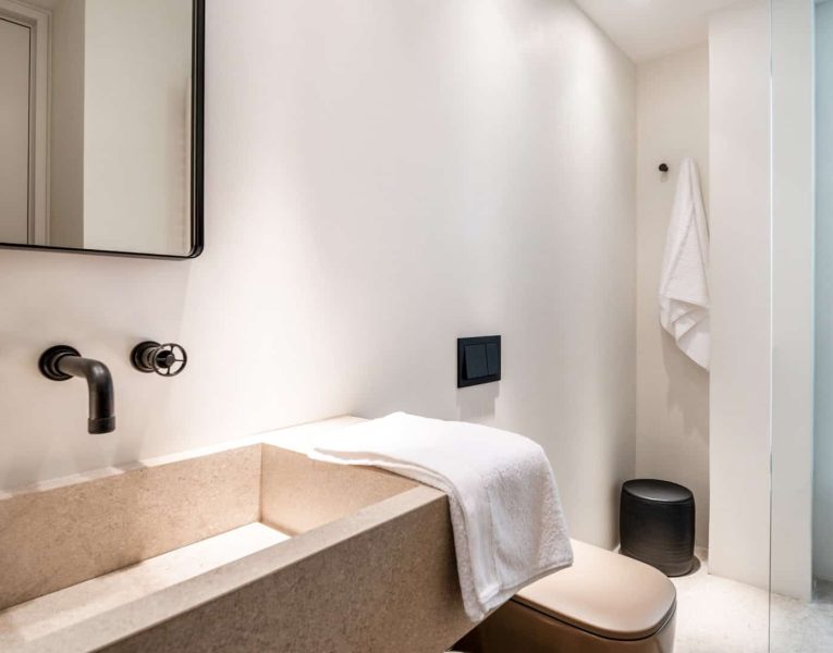 Villa- Isolde-Kea-by-Olive-Villa-Rentals-main-level-bathroom